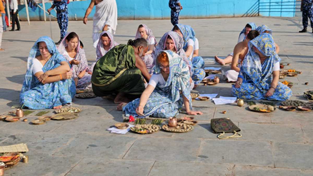 मोक्षस्थली गया में जर्मनी से आई महिलाओं ने पूर्वजों की मोक्ष प्राप्ति के लिए किया पिंडदान, तर्पण